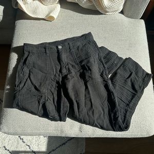 Black Old Navy cropped cargo pants